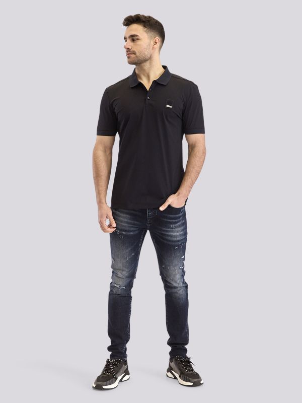 חולצת פולו מעוצבת עם לוגו