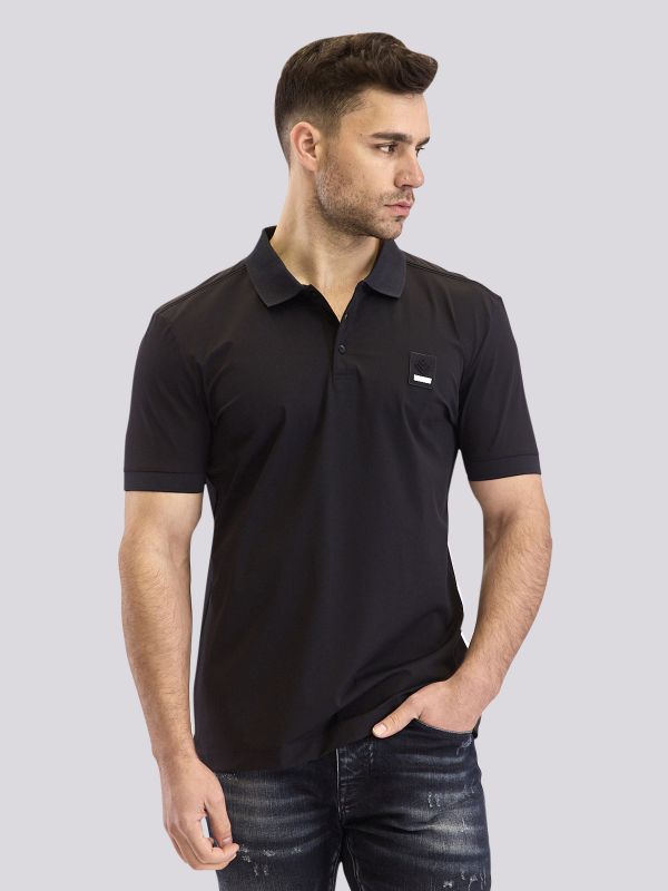 חולצת פולו מעוצבת עם לוגו