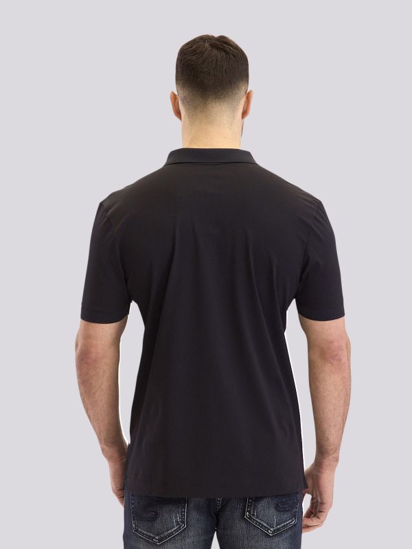 חולצת פולו מעוצבת עם לוגו