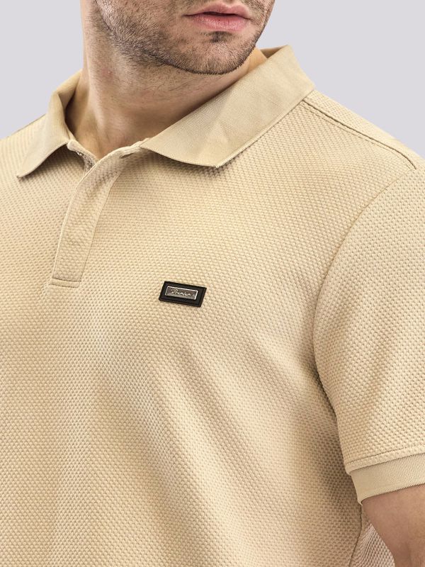 חולצת פולו מעוצבת עם לוגו