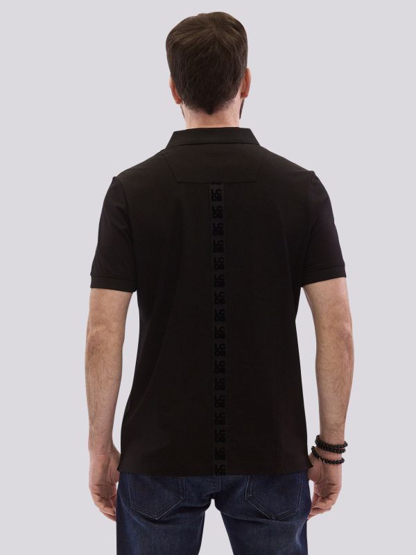 חולצת פולו מעוצבת עם פאץ’