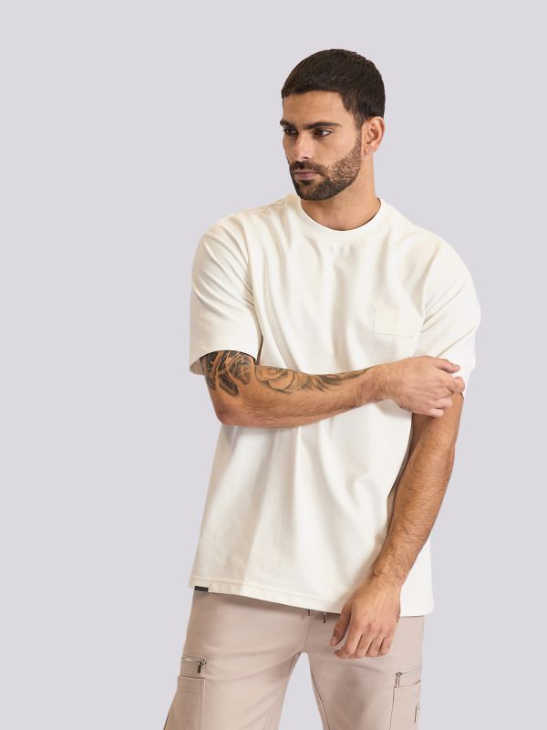 חולצת טי מעוצבת בגזרת אוברסייז