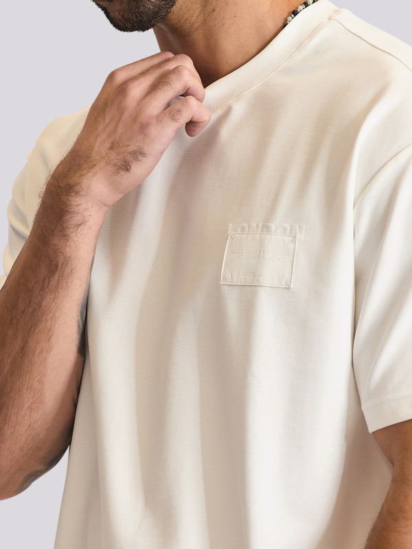 חולצת טי מעוצבת בגזרת אוברסייז