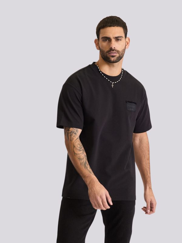 חולצת טי מעוצבת בגזרת אוברסייז