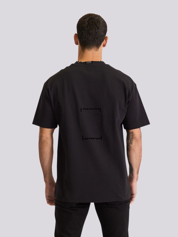 חולצת טי מעוצבת בגזרת אוברסייז