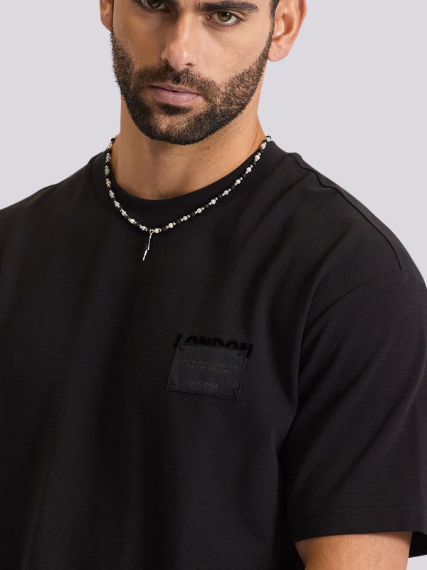 חולצת טי מעוצבת בגזרת אוברסייז