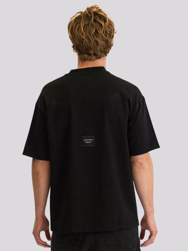 חולצת טי מעוצבת בגזרת אוברסייז