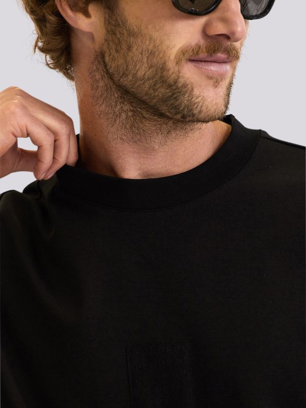 חולצת טי מעוצבת בגזרת אוברסייז