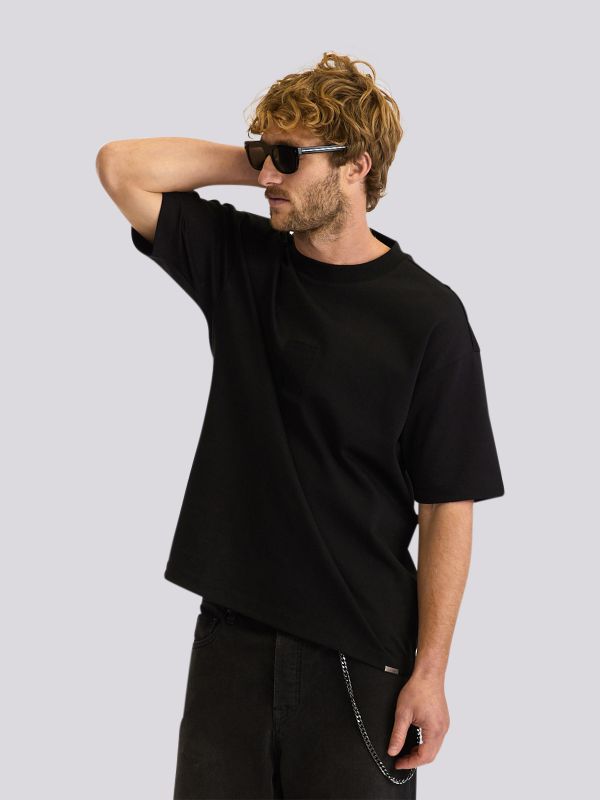 חולצת טי מעוצבת בגזרת אוברסייז