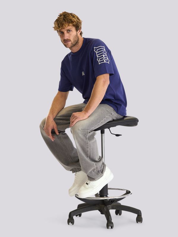 חולצת טישירט בהדפס גרפי