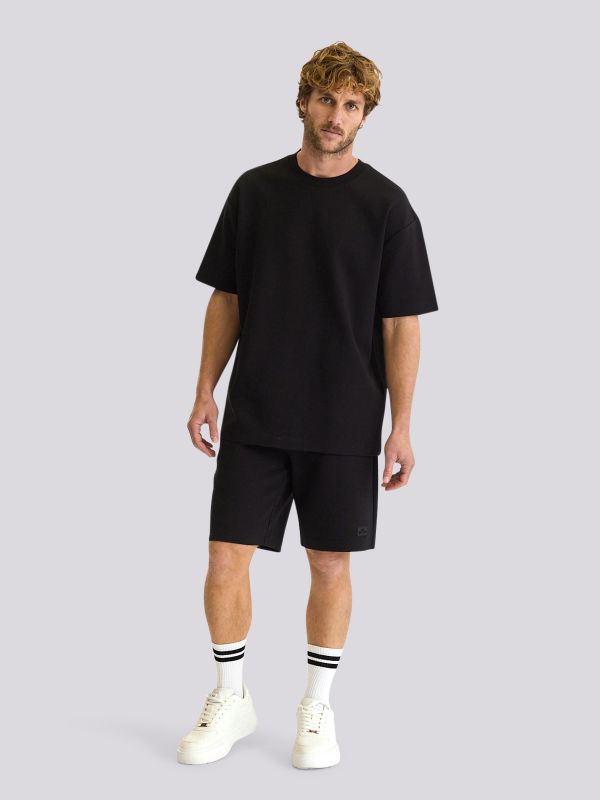 חולצת טי מעוצבת בגזרת אוברסייז