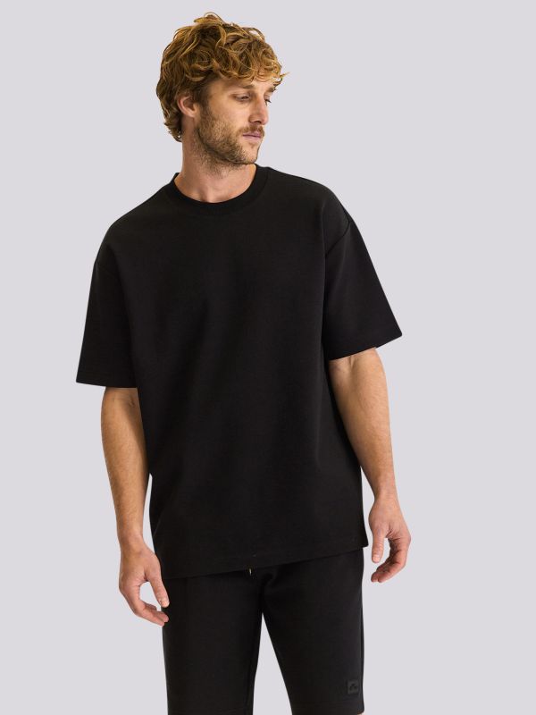 חולצת טי מעוצבת בגזרת אוברסייז