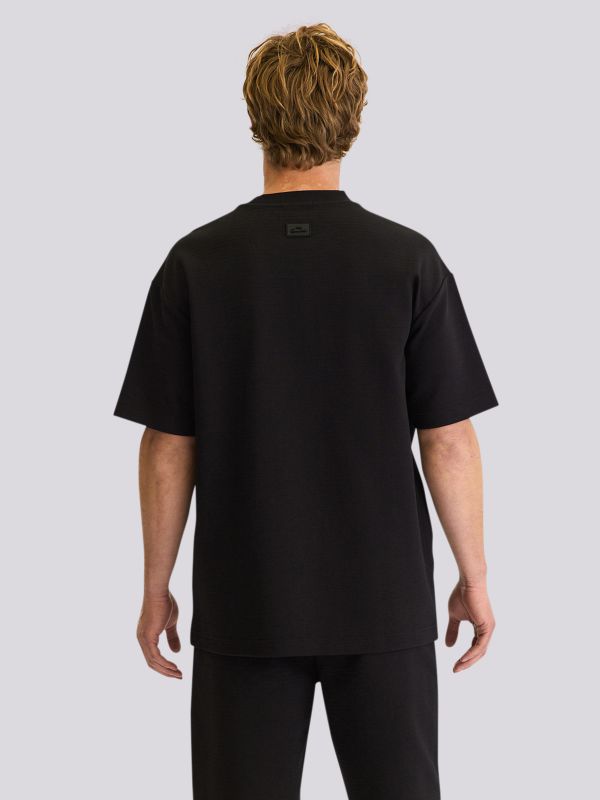 חולצת טי מעוצבת בגזרת אוברסייז