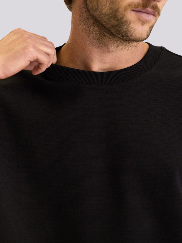 חולצת טי מעוצבת בגזרת אוברסייז