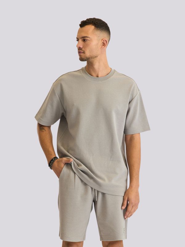 חולצת טי מעוצבת בגזרת אוברסייז