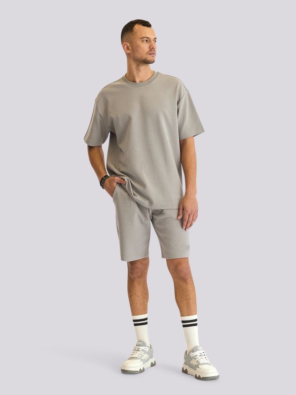 חולצת טי מעוצבת בגזרת אוברסייז