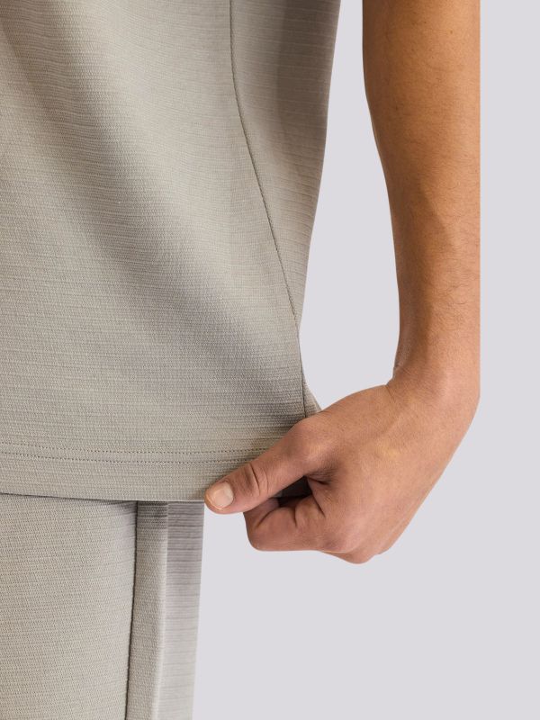 חולצת טי מעוצבת בגזרת אוברסייז