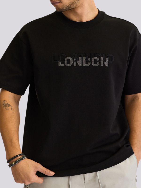 חולצת טי מעוצבת עם הדפס