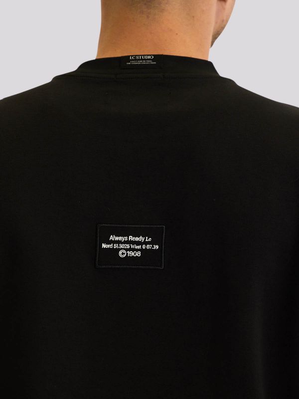 חולצת טי מעוצבת עם הדפס