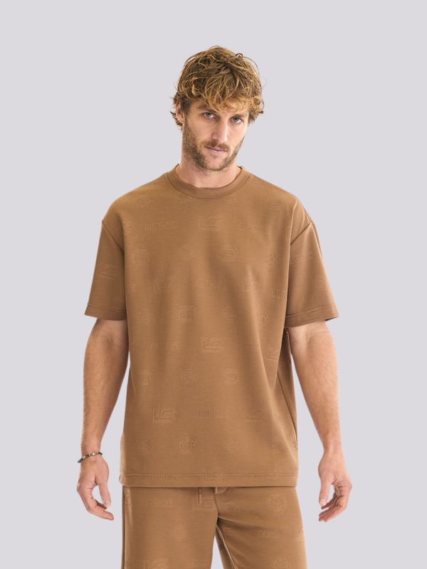 חולצת טישירט בהדפס מובלט