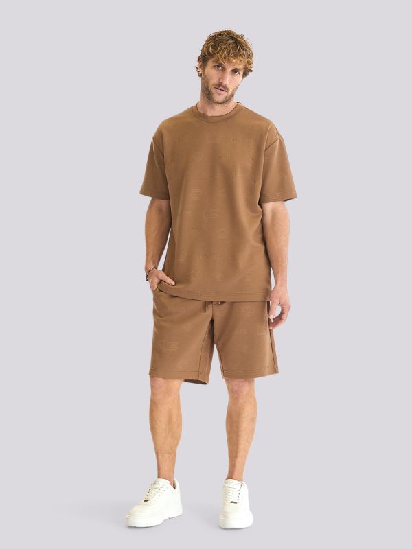 חולצת טישירט בהדפס מובלט