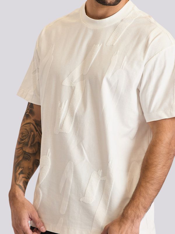 חולצת טישירט בהדפס מובלט