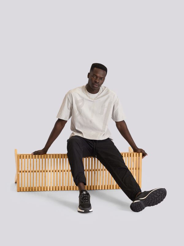 חולצת טישירט בהדפס מובלט