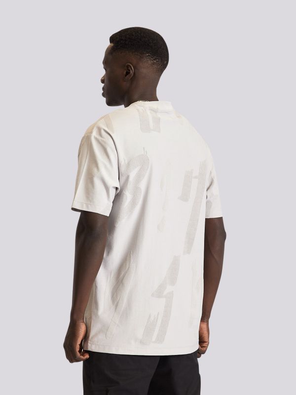 חולצת טישירט בהדפס מובלט