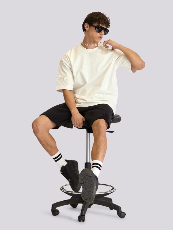 חולצת טי-שרט חלקה במראה מינימליסטי לגברים