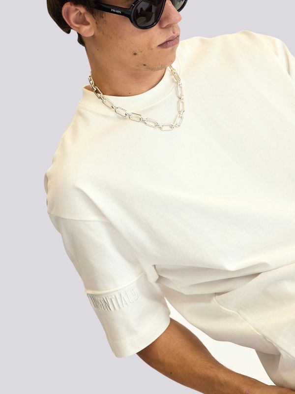 חולצת טי-שרט חלקה במראה מינימליסטי לגברים