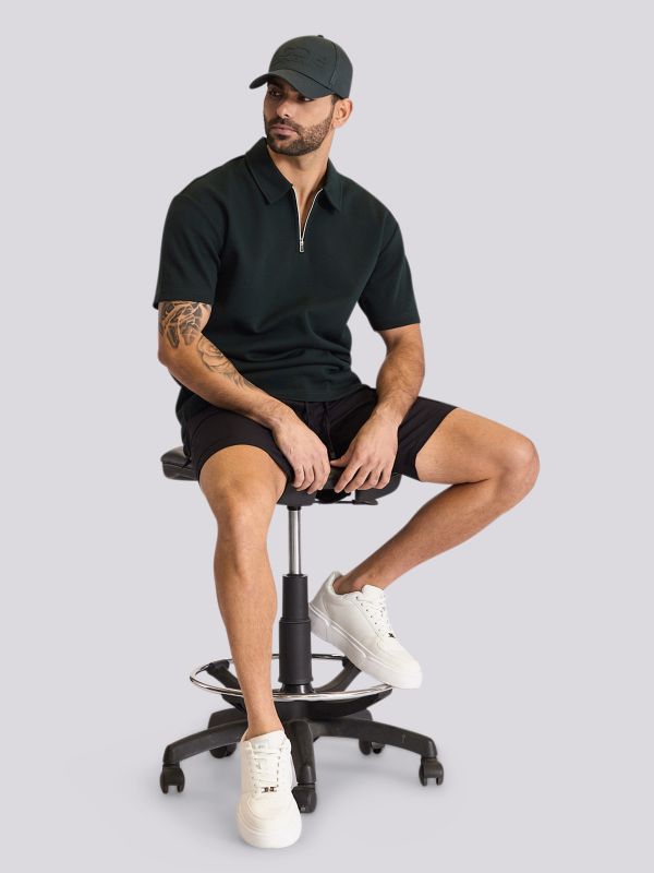 חולצת פולו מעוצבת עם צווארון רוכסן לגברים