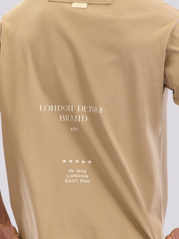 חולצת טי-שרט עם הדפס טיפוגרפי קטן לגברים