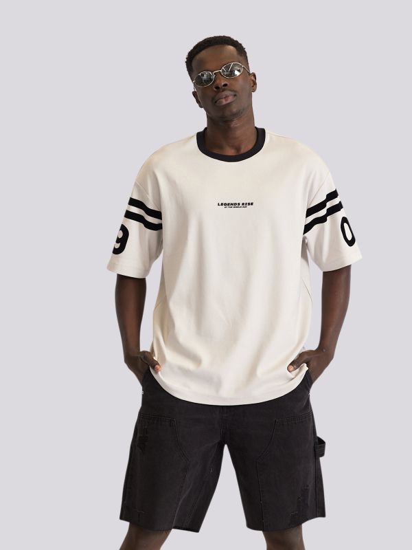 חולצת טי-שרט בגזרה ישרה עם הדפס לוגו לגברים