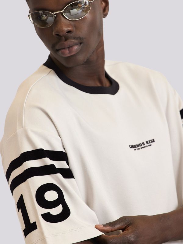 חולצת טי-שרט בגזרה ישרה עם הדפס לוגו לגברים