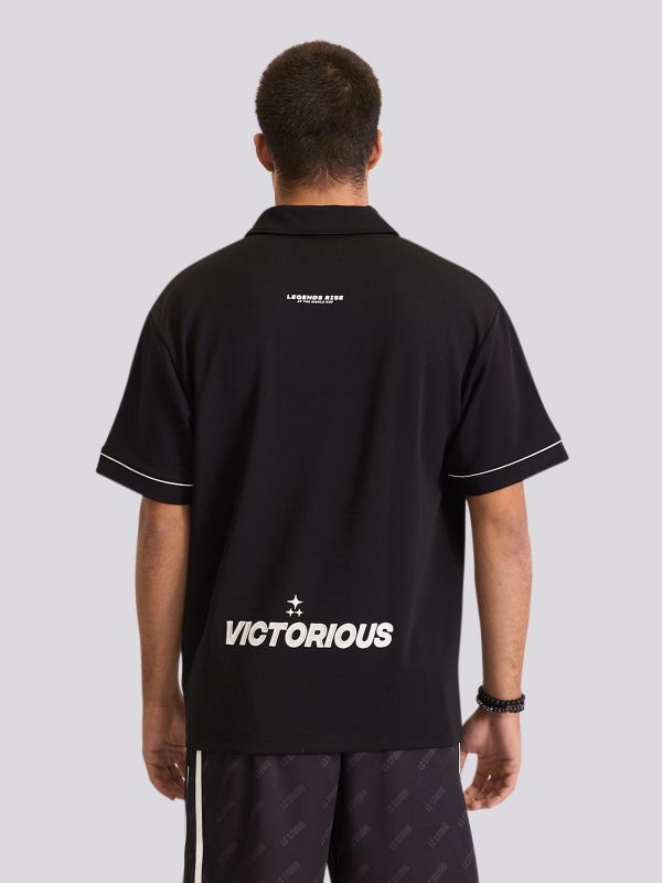 חולצת פולו מעוצבת בהדפס ספורטיבי