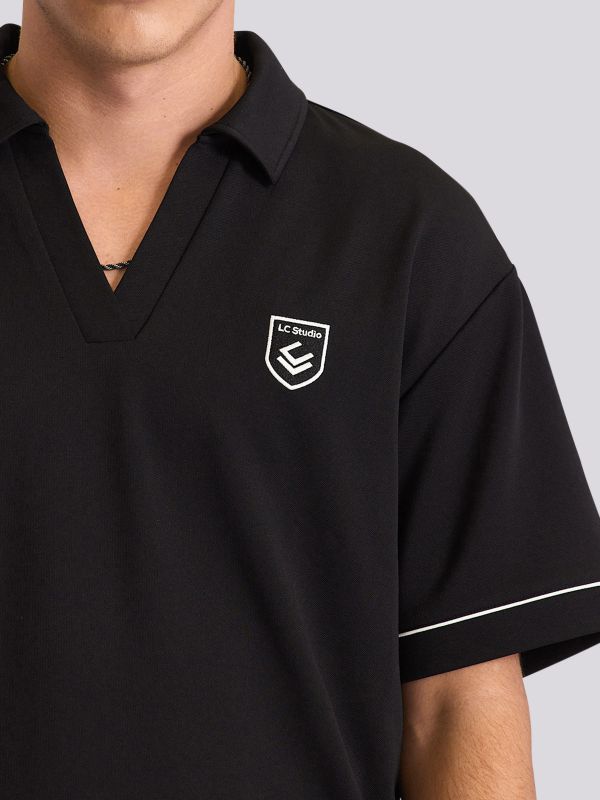 חולצת פולו מעוצבת בהדפס ספורטיבי