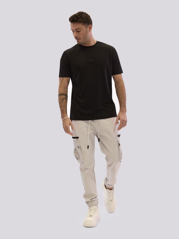 חולצת טי-שרט בגימור ” פיקה”  עם אלמנטים מנוגדים לגברים