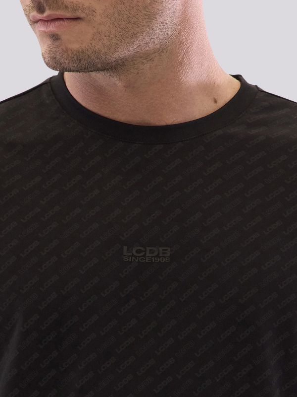 חולצת טי-שרט בגימור ” פיקה”  עם אלמנטים מנוגדים לגברים