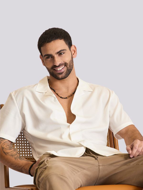 חולצה מכופתרת חלקה עם שרוול קצר לגברים