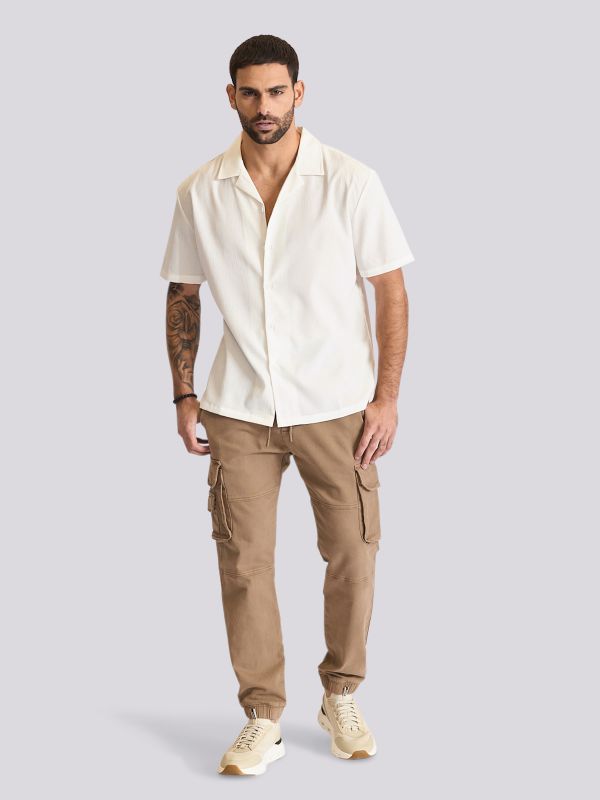 חולצה מכופתרת חלקה עם שרוול קצר לגברים