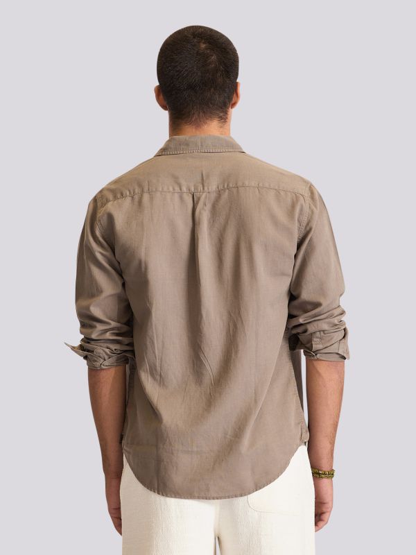 חולצה מכופתרת עם שרוול ארוך במראה קלאסי לגברים