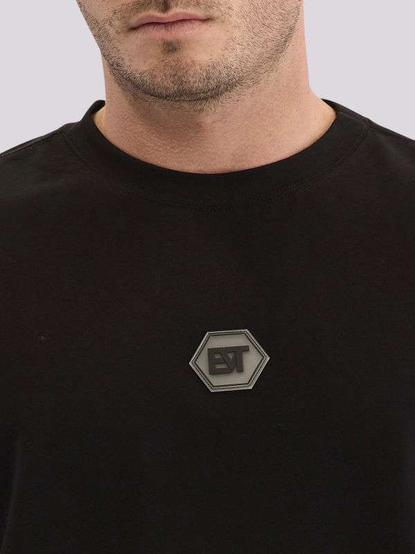 חולצת טי-שרט בגזרה ישרה עם הדפס לוגו ” רטרו”  לגברים