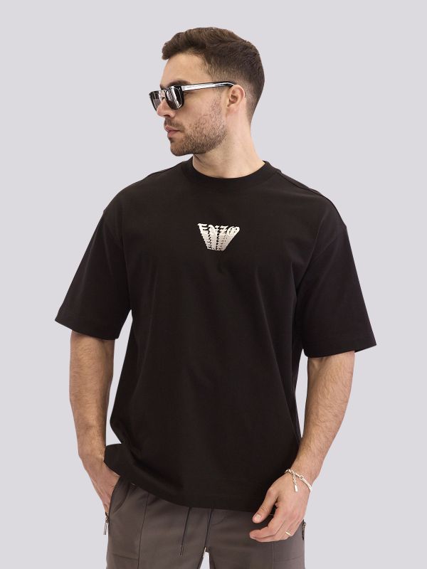 חולצת טי-שרט אוברסייז במראה נקי ומינימליסטי לגברים