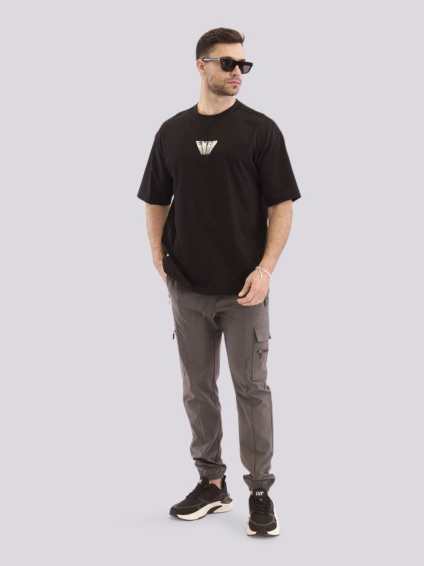 חולצת טי-שרט אוברסייז במראה נקי ומינימליסטי לגברים