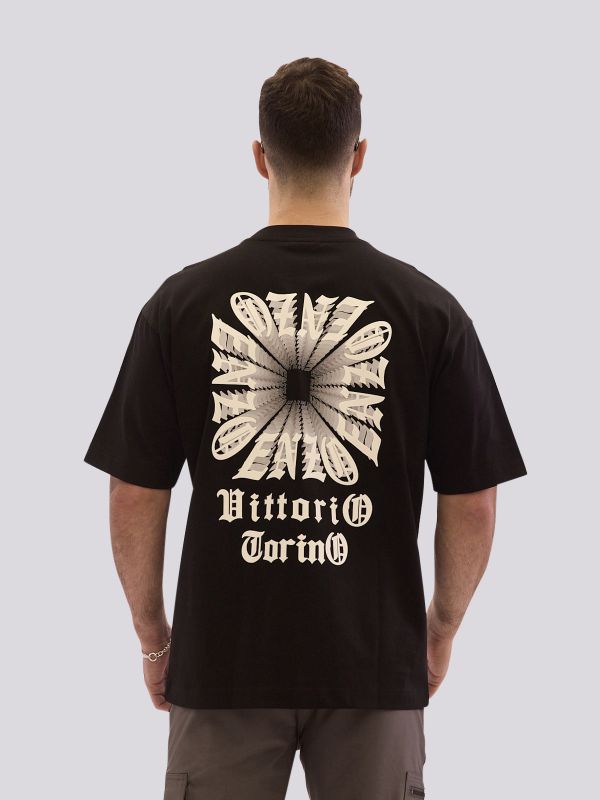 חולצת טי-שרט אוברסייז במראה נקי ומינימליסטי לגברים