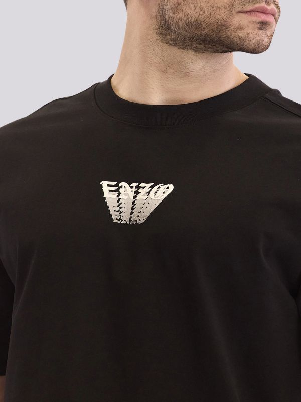 חולצת טי-שרט אוברסייז במראה נקי ומינימליסטי לגברים