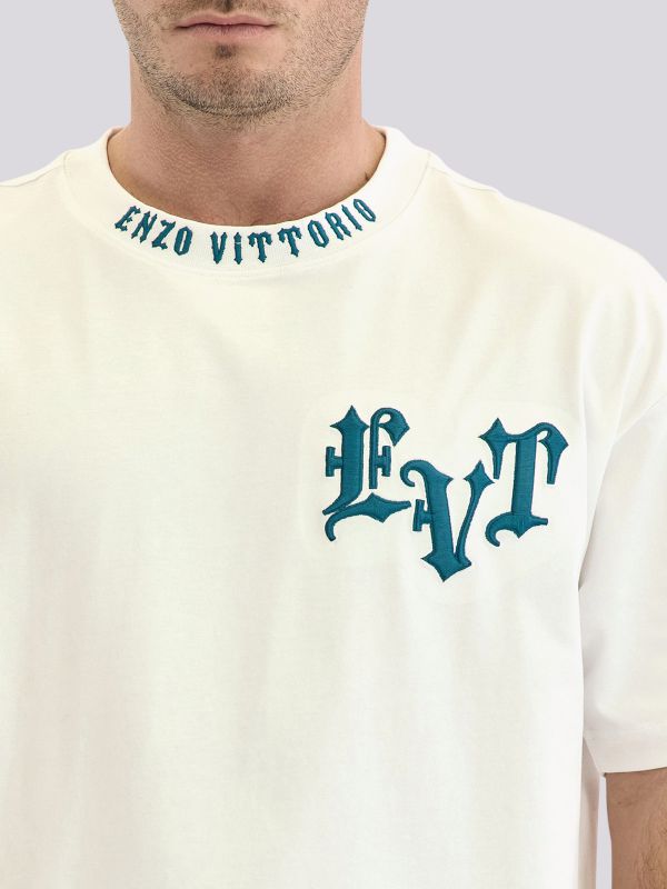 חולצת טי-שרט אופנתית עם הדפס טיפוגרפי לגברים