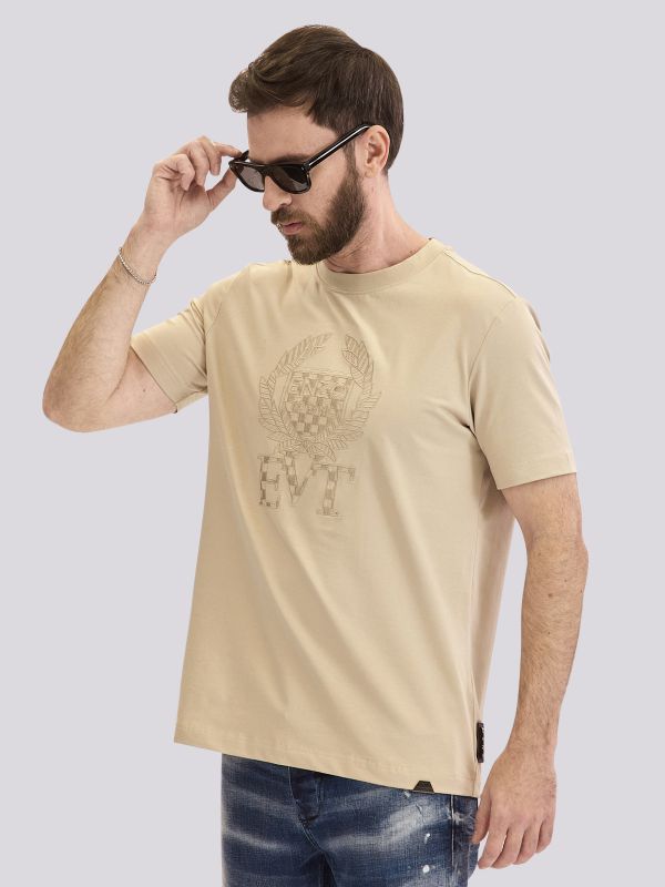 חולצת טי-שרט בגזרה ישרה עם הדפס לוגו מעוצב לגברים