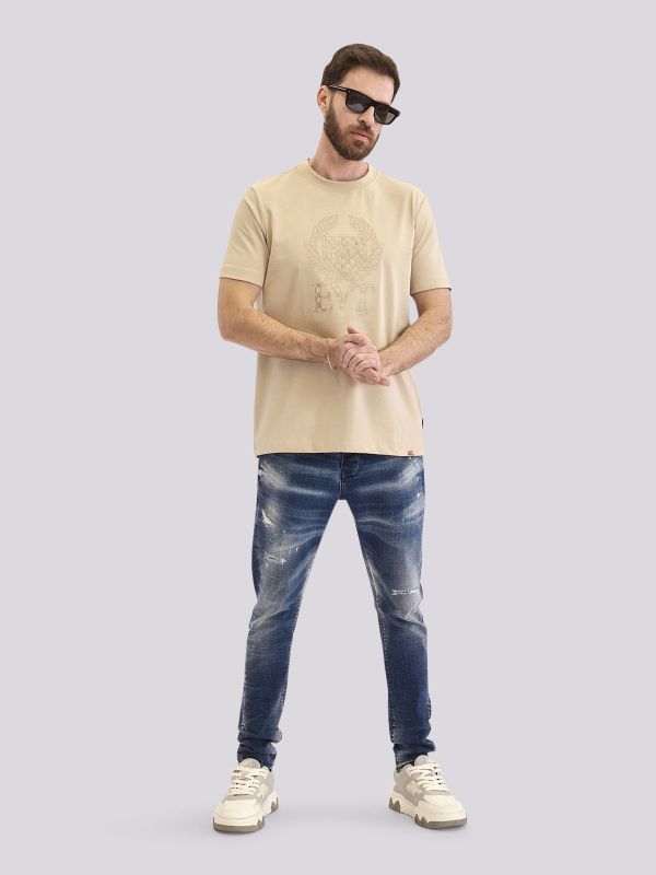 חולצת טי-שרט בגזרה ישרה עם הדפס לוגו מעוצב לגברים