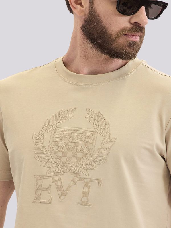 חולצת טי-שרט בגזרה ישרה עם הדפס לוגו מעוצב לגברים